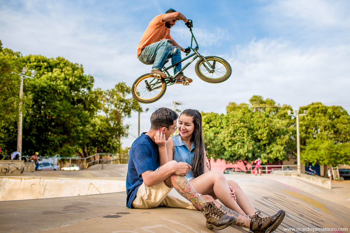 ensaio-fotografico-nas-ruas-de-aracatuba-casal-sentado-pulo-de-bike