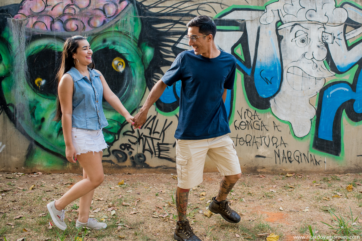 ensaio-fotografico-nas-ruas-de-aracatuba-casal-caminhando-proximos-pista-de-skate