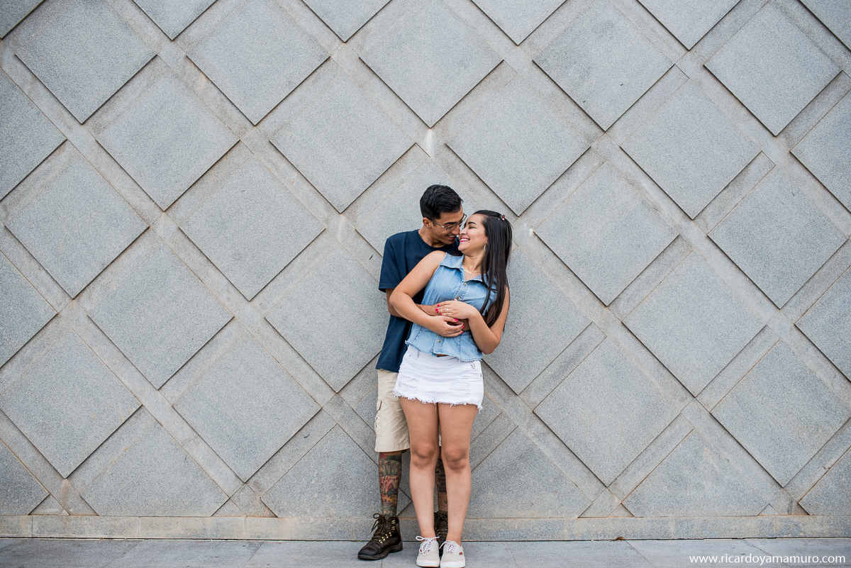 ensaio-fotografico-nas-ruas-de-aracatuba-casal-se-abracando-proximos-paredes-textura