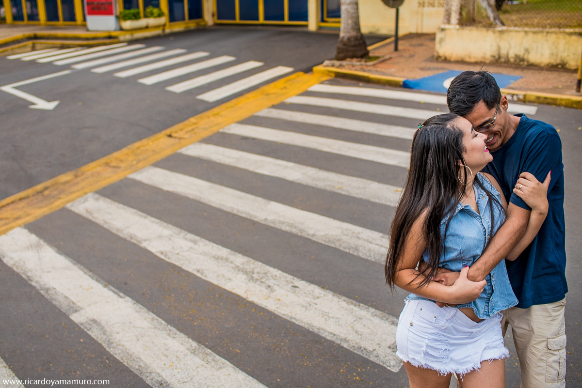 ensaio-fotografico-nas-ruas-de-aracatuba-casal-se-abracando-faixa-de-pedestre
