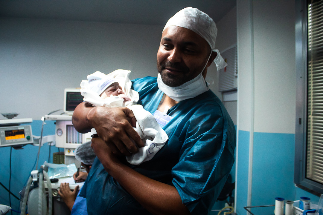 lieitamento de gestante - parto cesária- parto humanizado- parto normal-doula- bebê-papinha-mama-primeiro banho- grão de gente