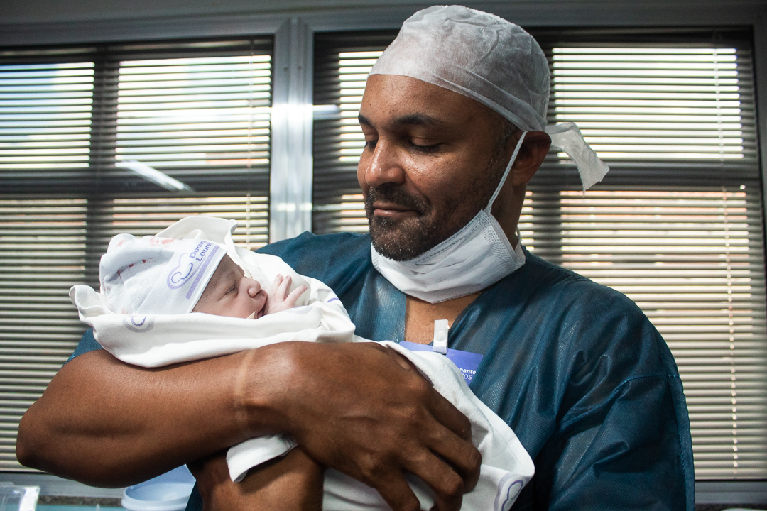 maternidade- obstetraplacenta-gestação-gravidez-amamentaçãoparto-pósparto-domingoslourenço-gestante - ensaio de studiofotografia de parto-nascimento-rn-alieitamento de gestante - parto cesária
