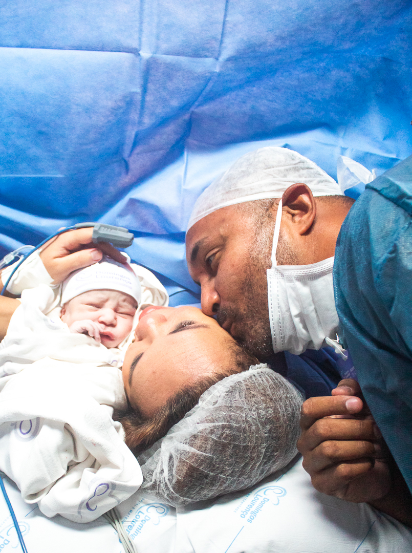 gravidez-amamentaçãoparto-pósparto-domingoslourenço-gestante - ensaio de studiofotografia de parto-nascimento-rn-alieitamento de gestante - parto cesária- parto humanizado