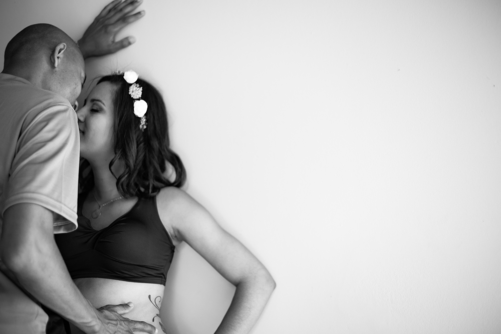 fotografia preto e branco de gestante pai e mãe parque da cidade são José dos campos