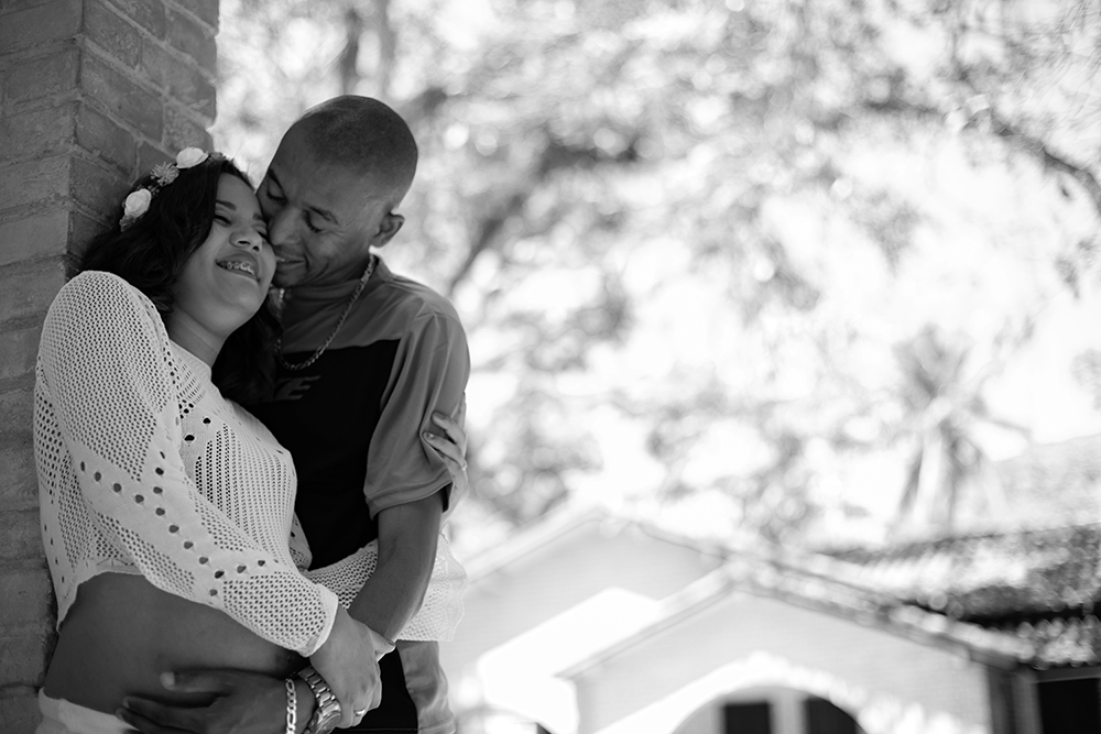 fotografia preto e branco de gestante pai e mãe parque da cidade são José dos campos