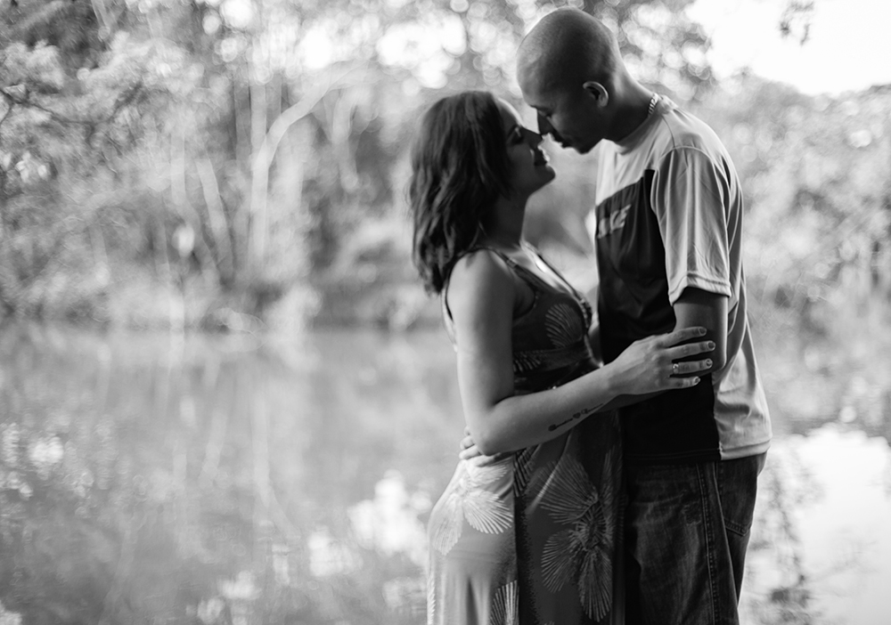 fotografia preto e branco de gestante pai e mãe parque da cidade são José dos campos