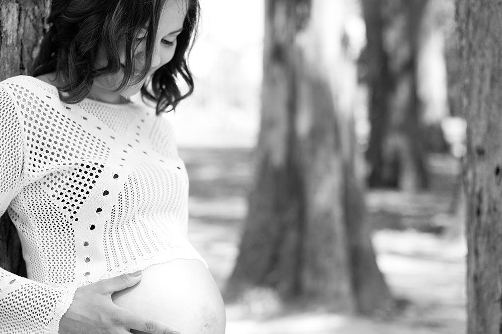 fotografia preto e branco de gestante pai e mãe parque da cidade são José dos campos