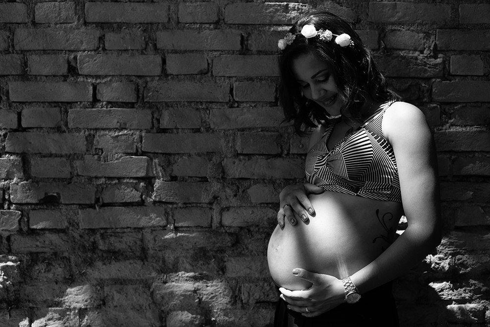 fotografia preto e branco de gestante pai e mãe parque da cidade são José dos campos