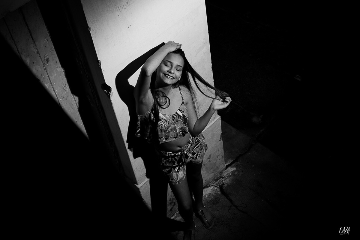 Fotografia ensaio 15 anos ao ar livre preto e branco