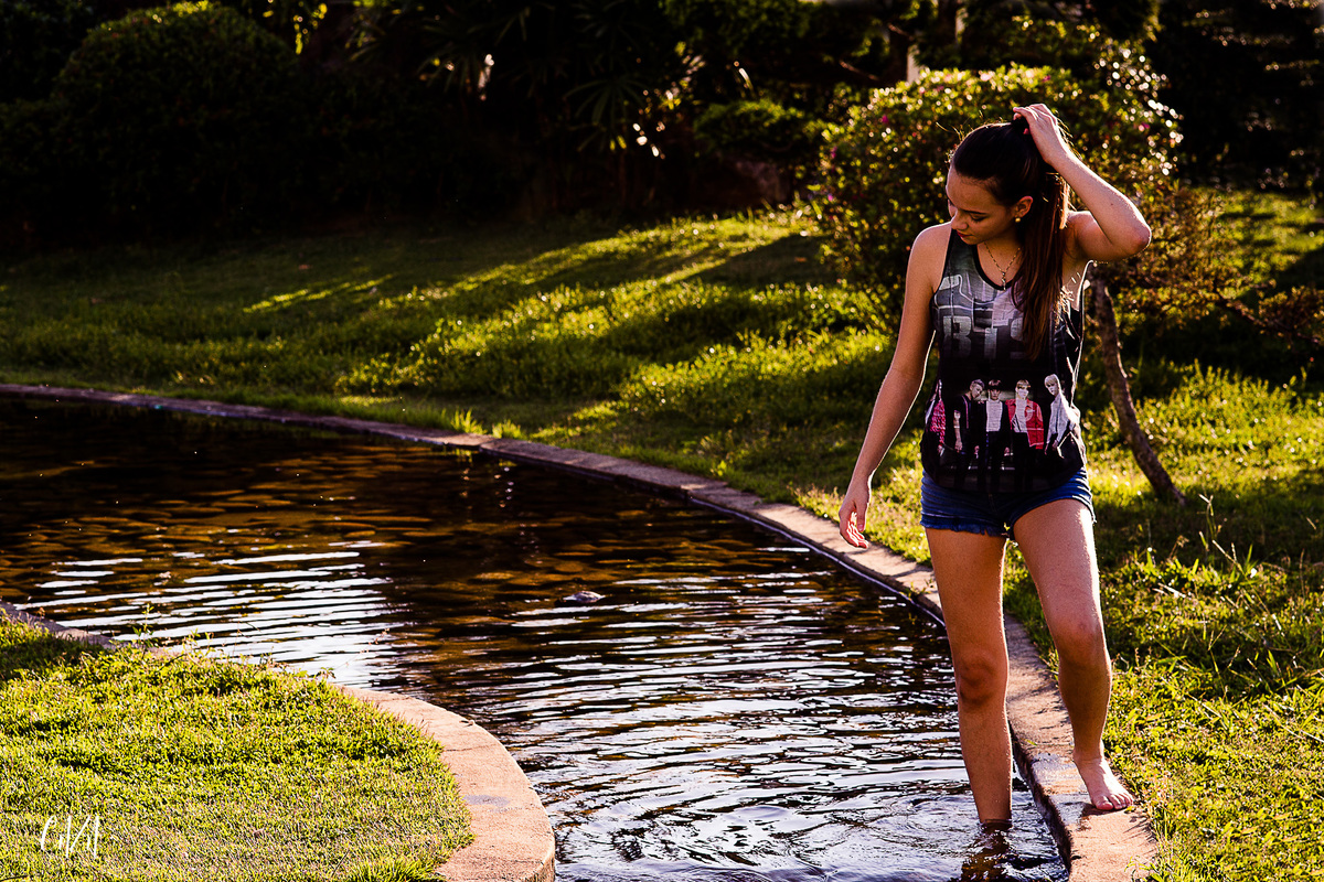 Fotografia ensaio 15 anos ao ar livre fim de tarde