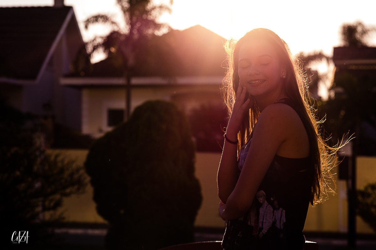 Fotografia ensaio 15 anos ao ar livre fim de tarde