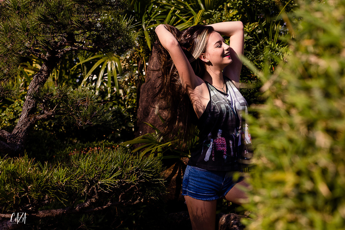 Fotografia ensaio 15 anos ao ar livre fim de tarde