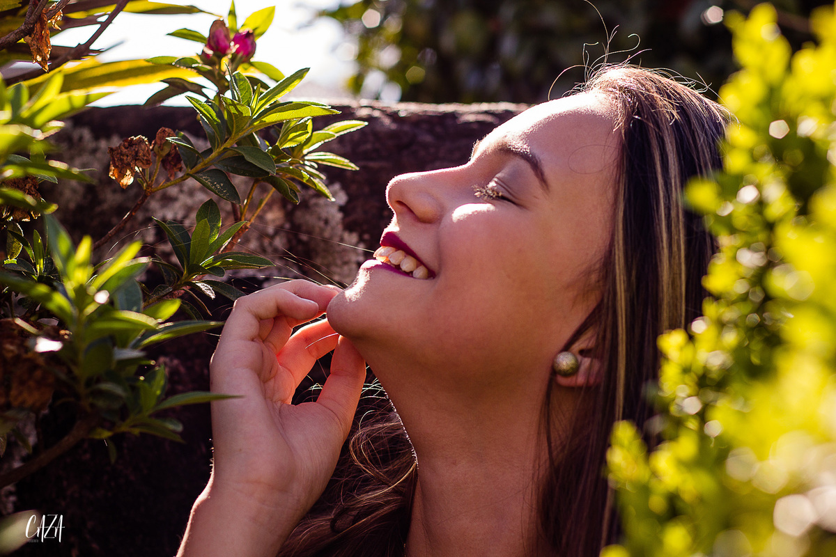 Fotografia ensaio 15 anos ao ar livre fim de tarde