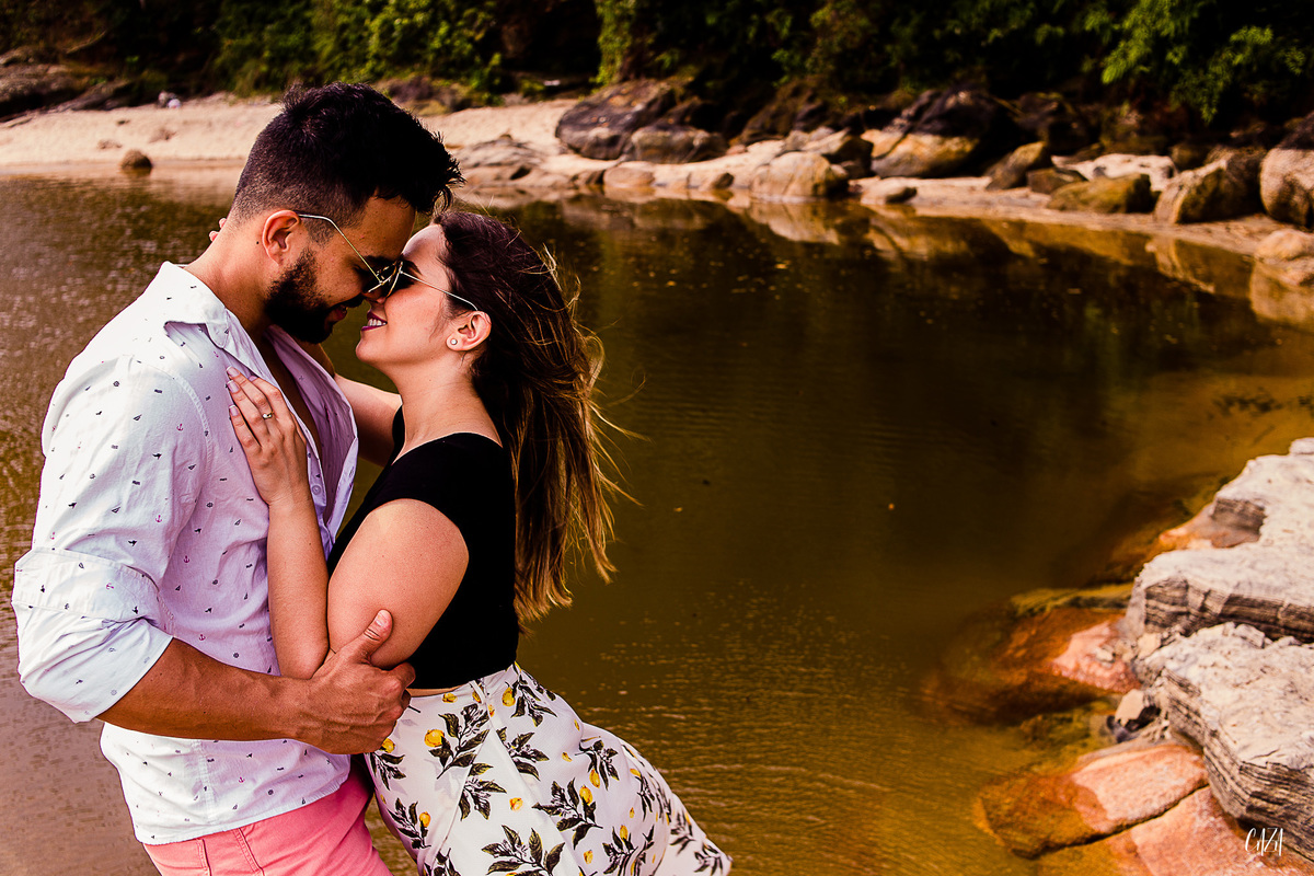 Fotografia ensaio pré casamento noivo e noiva praia Cocanha litoral norte Caraguatatuba
