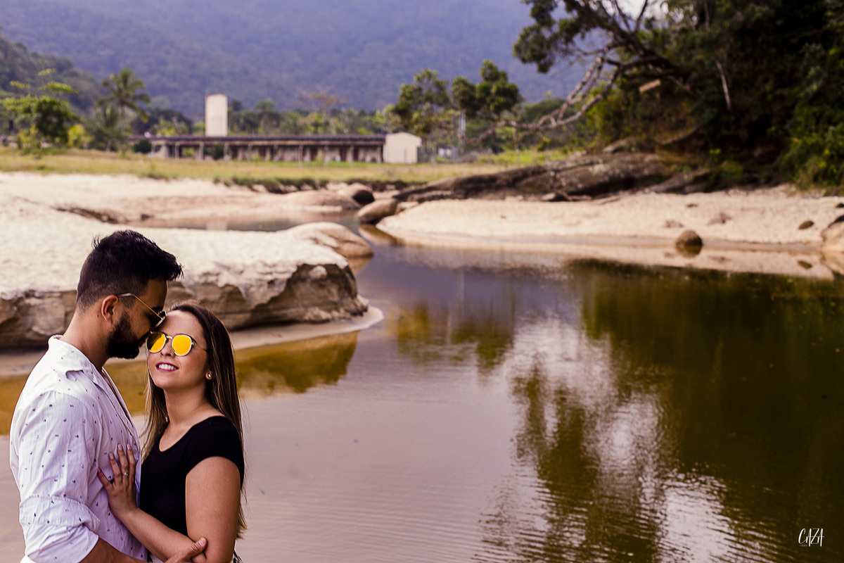 Fotografia ensaio pré casamento noivo e noiva praia Cocanha litoral norte Caraguatatuba
