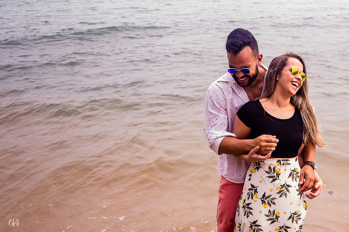 Fotografia ensaio pré casamento noivo e noiva praia Cocanha litoral norte Caraguatatuba