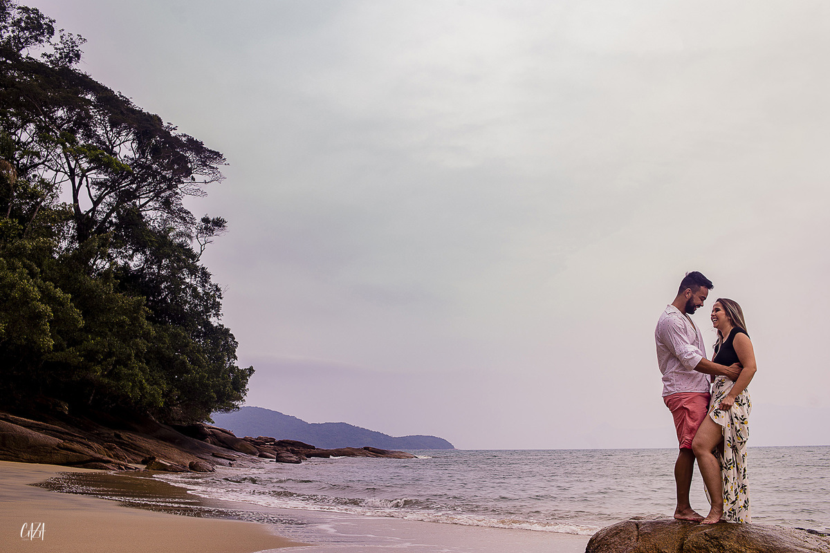 Fotografia ensaio pré casamento noivo e noiva praia Cocanha litoral norte Caraguatatuba
