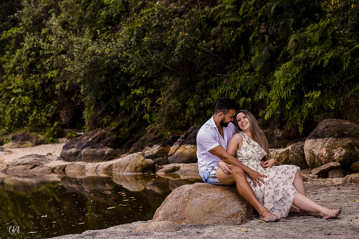 Fotografia ensaio pré casamento noivo e noiva praia Cocanha litoral norte Caraguatatuba natureza