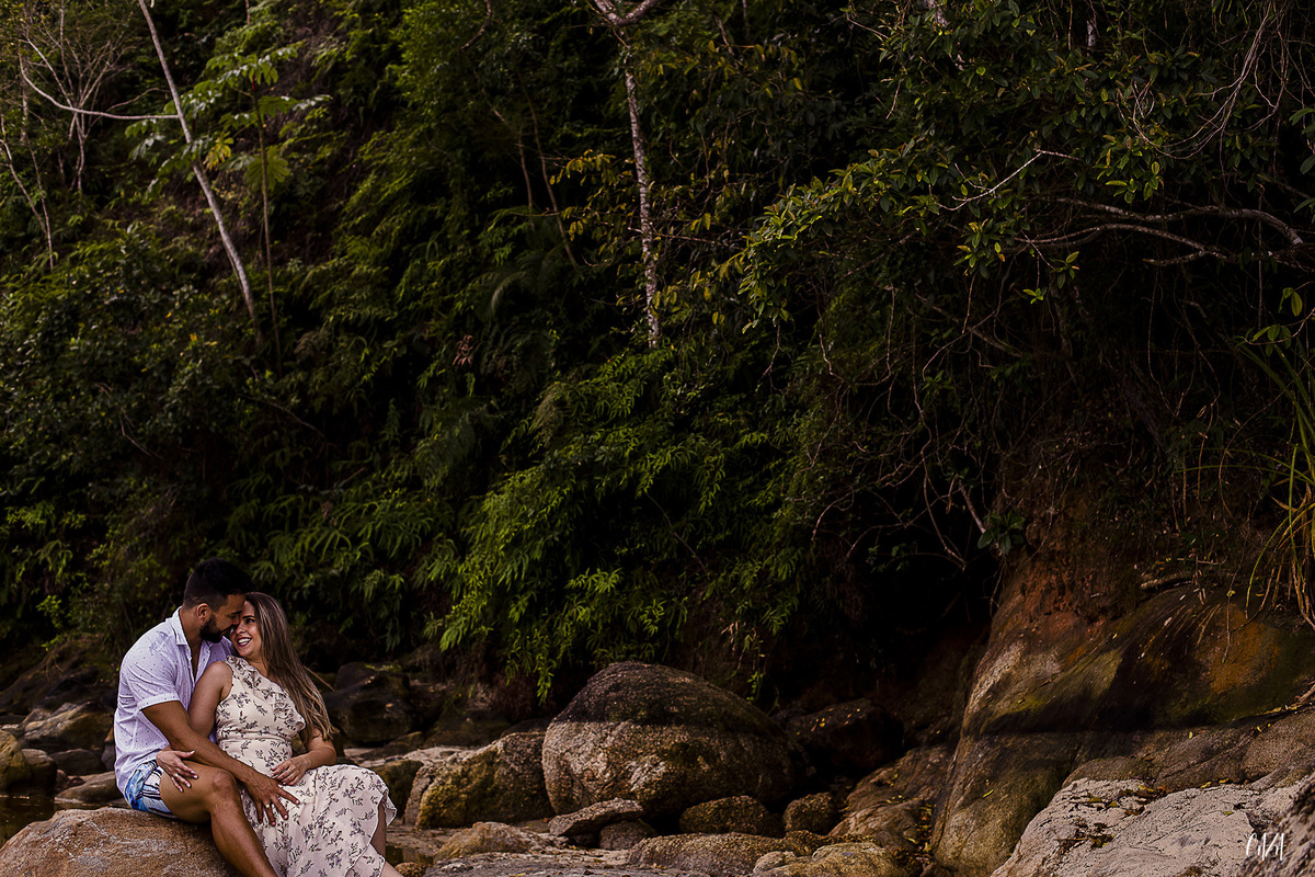 Fotografia ensaio pré casamento noivo e noiva praia Cocanha litoral norte Caraguatatuba natureza