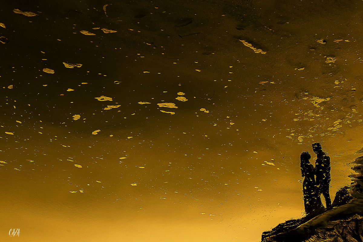 Fotografia ensaio pré casamento noivo e noiva praia Cocanha litoral norte Caraguatatuba reflexo na agua