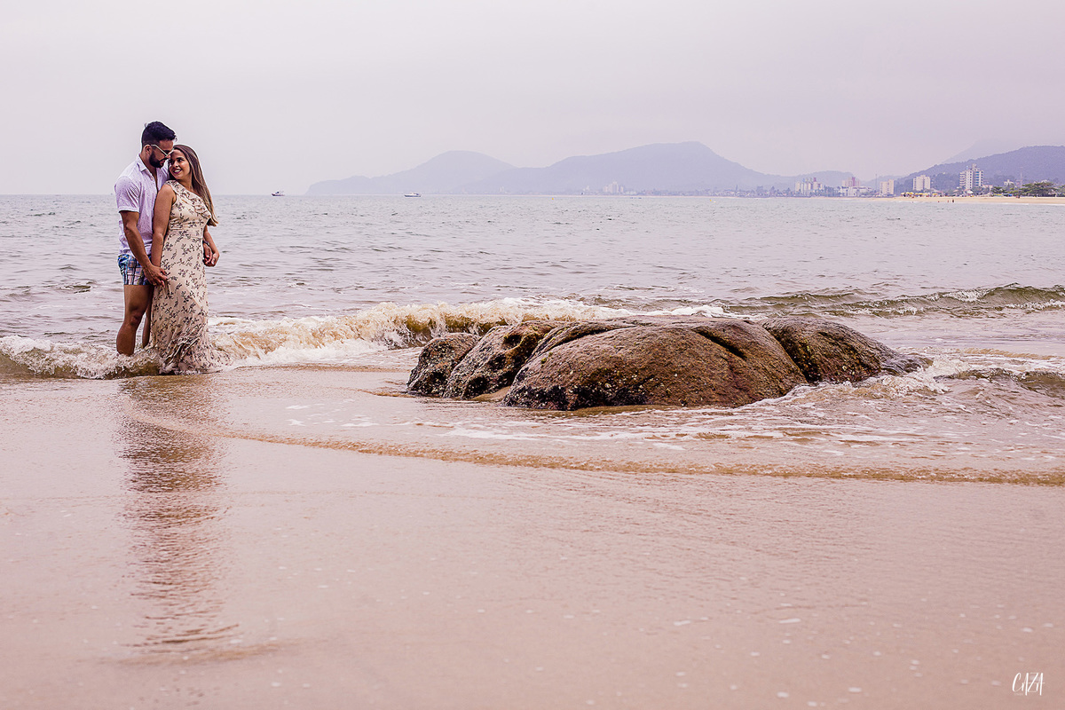 Fotografia ensaio pré casamento noivo e noiva praia Cocanha litoral norte Caraguatatuba
