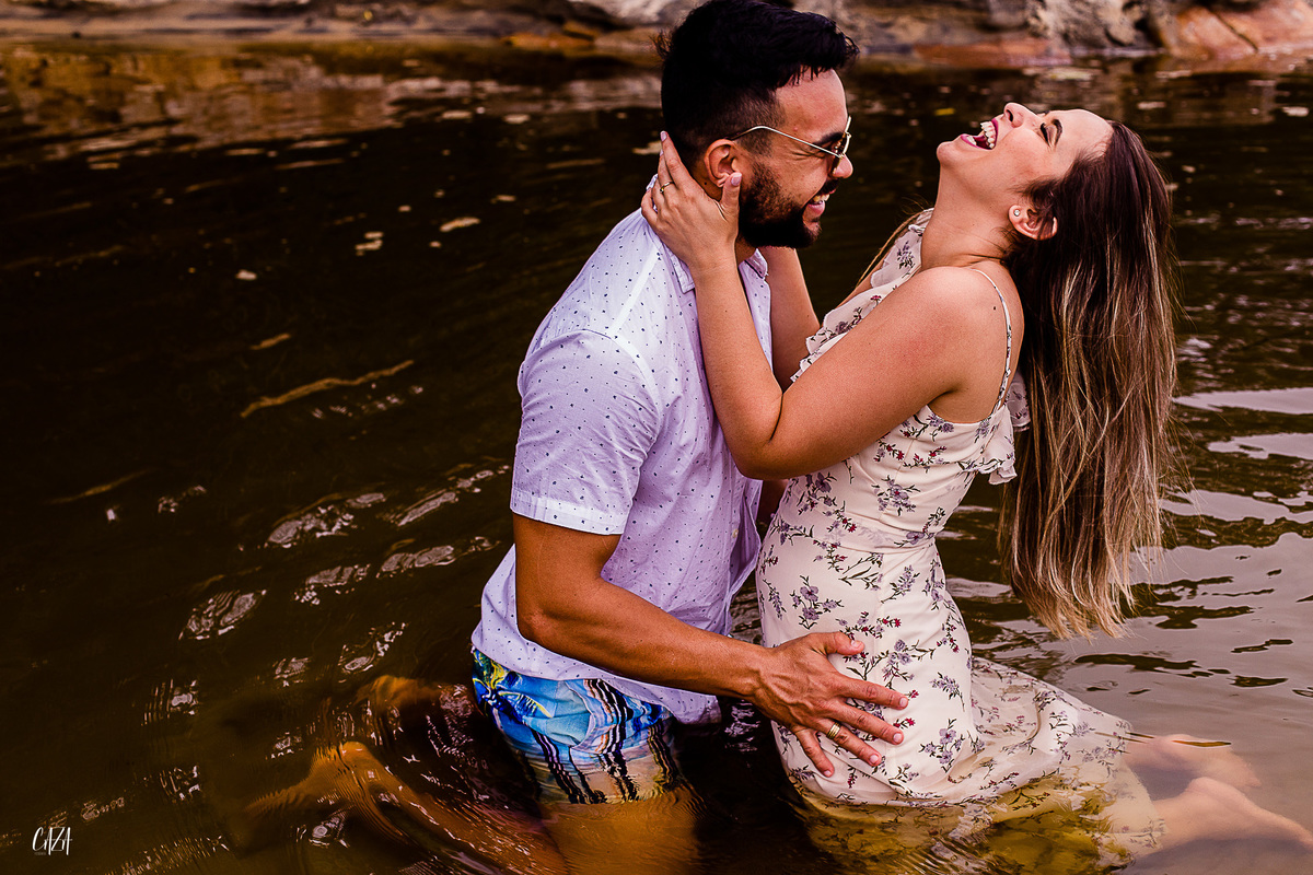 Fotografia ensaio pré casamento noivo e noiva praia Cocanha litoral norte Caraguatatuba