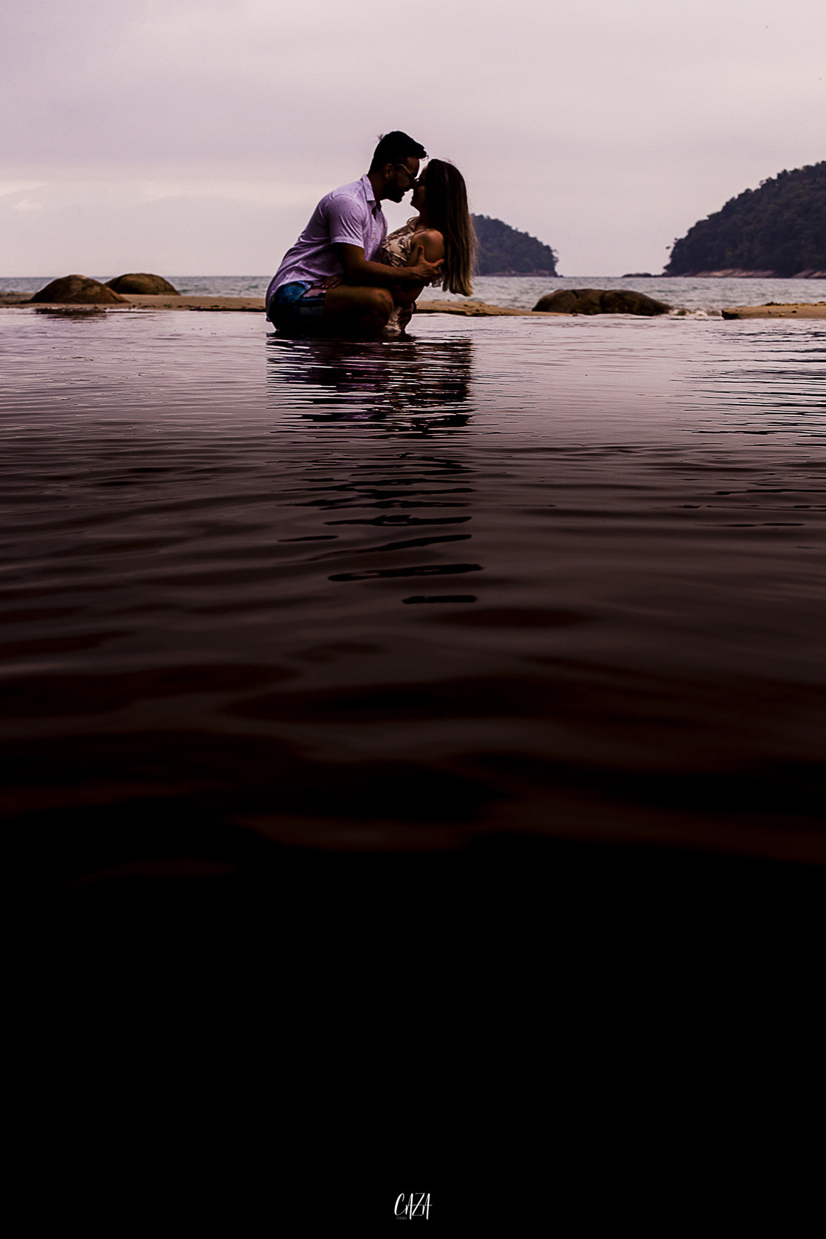 Fotografia ensaio pré casamento noivo e noiva praia Cocanha litoral norte Caraguatatuba reflexo na agua
