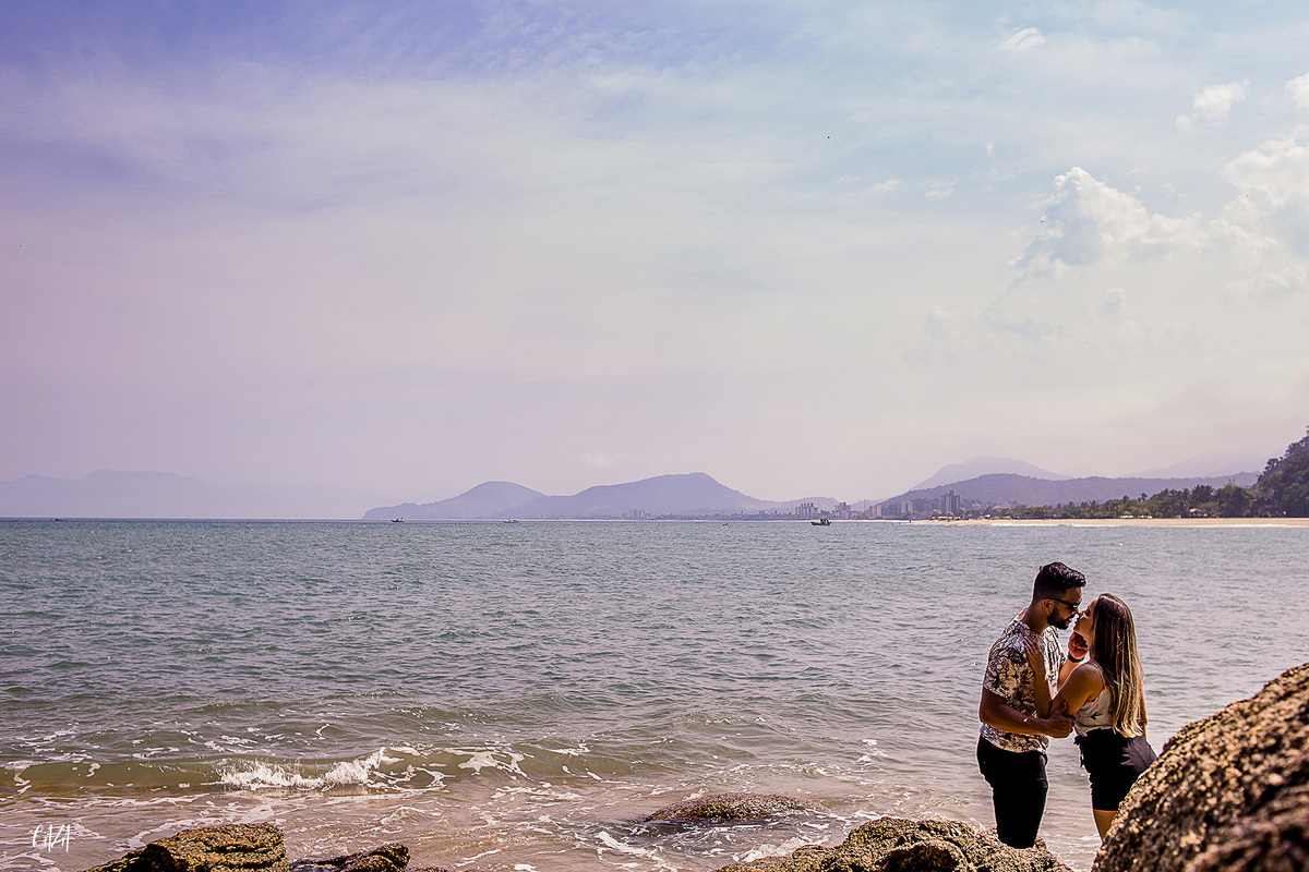 Fotografia ensaio pré casamento noivo e noiva praia Cocanha litoral norte Caraguatatuba