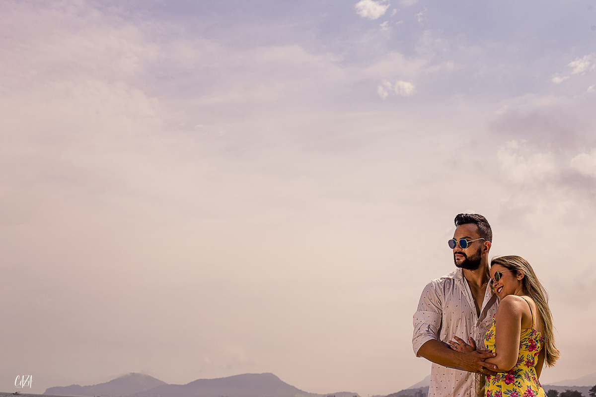Fotografia ensaio pré casamento noivo e noiva praia Cocanha litoral norte Caraguatatuba