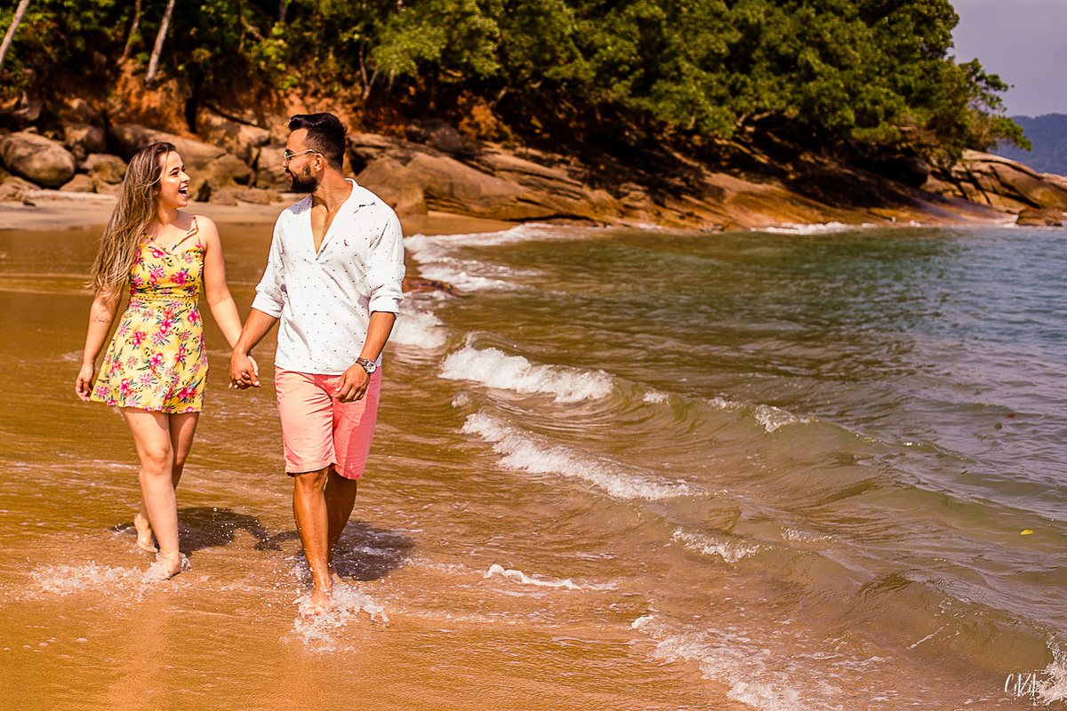 Fotografia ensaio pré casamento noivo e noiva praia Cocanha litoral norte Caraguatatuba caminhando na praia