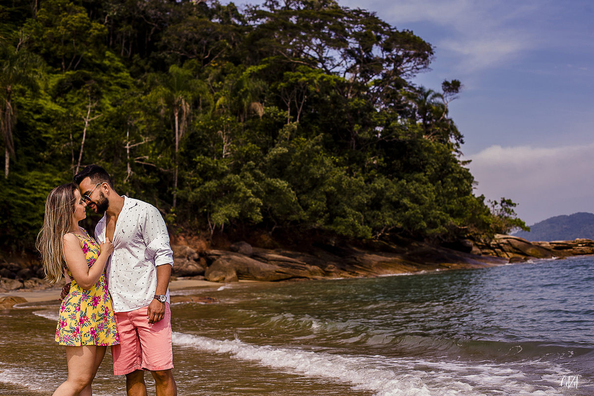 Fotografia ensaio pré casamento noivo e noiva praia Cocanha litoral norte Caraguatatuba