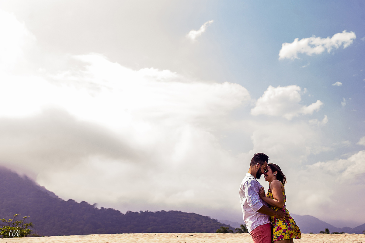 Fotografia ensaio pré casamento noivo e noiva praia Cocanha litoral norte Caraguatatuba se beijando