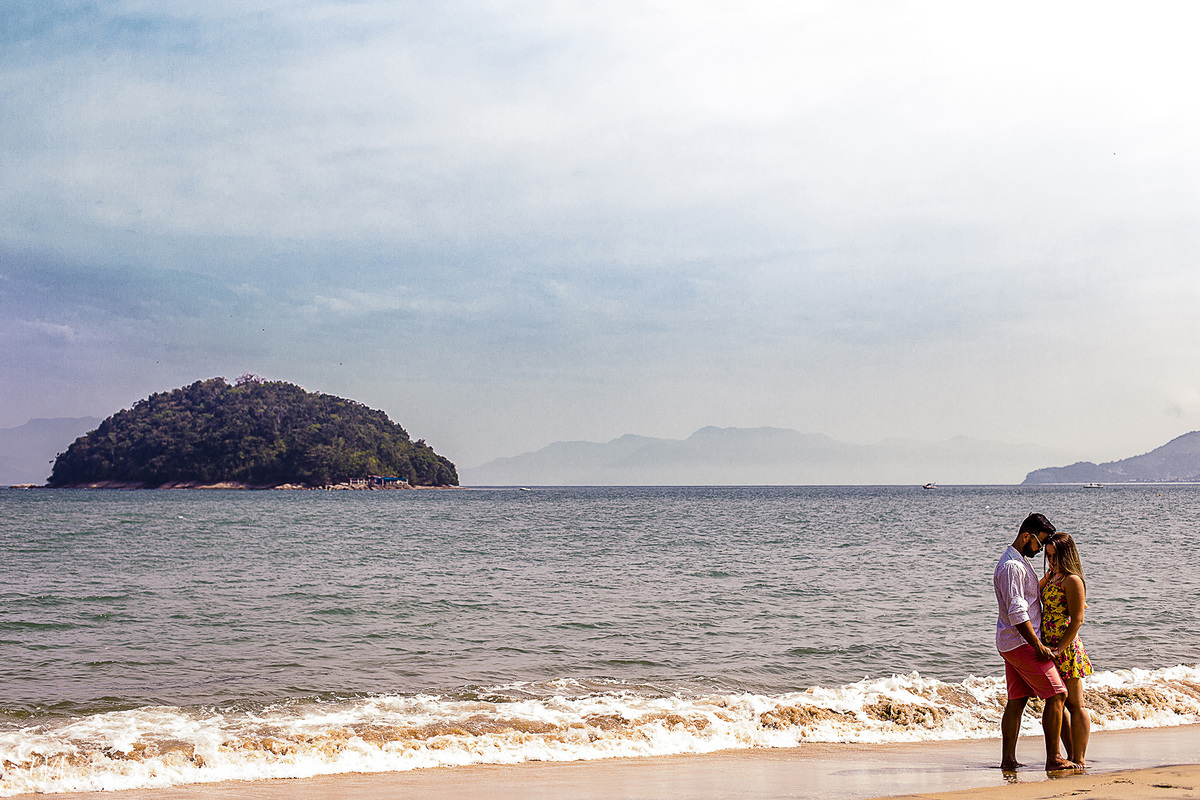 Fotografia ensaio pré casamento noivo e noiva praia Cocanha litoral norte Caraguatatuba