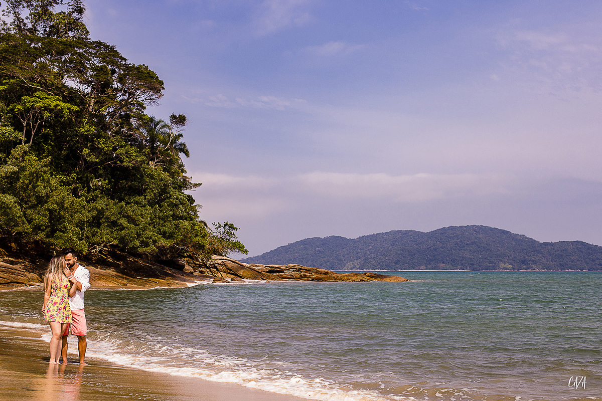 Fotografia ensaio pré casamento noivo e noiva praia Cocanha litoral norte Caraguatatuba
