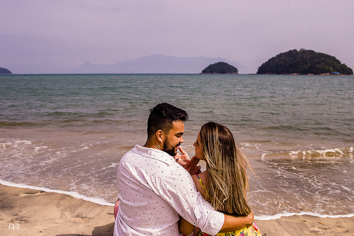 Fotografia ensaio pré casamento noivo e noiva praia Cocanha litoral norte Caraguatatuba