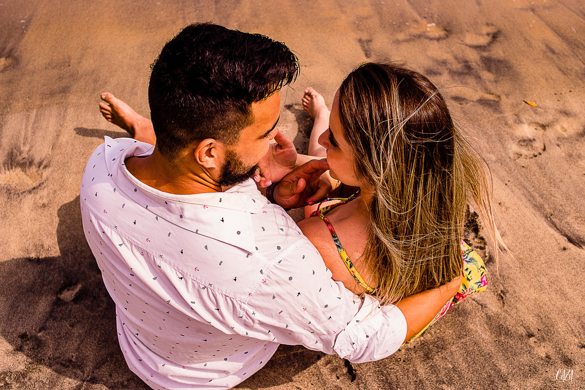Fotografia ensaio pré casamento noivo e noiva praia Cocanha litoral norte Caraguatatuba