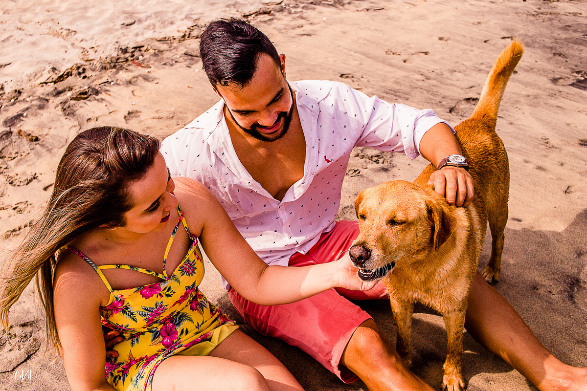 Fotografia ensaio pré casamento noivo e noiva praia Cocanha litoral norte Caraguatatuba cachorro