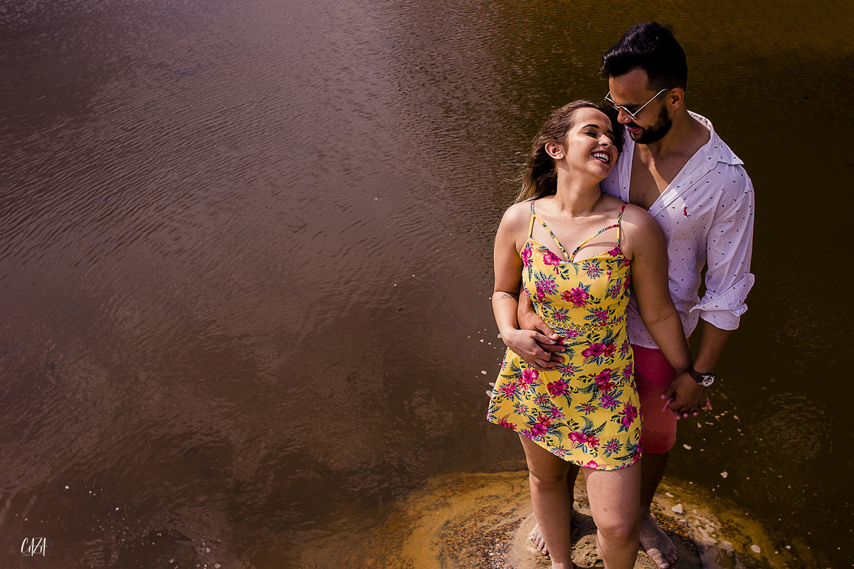 Fotografia ensaio pré casamento noivo e noiva praia Cocanha litoral norte Caraguatatuba