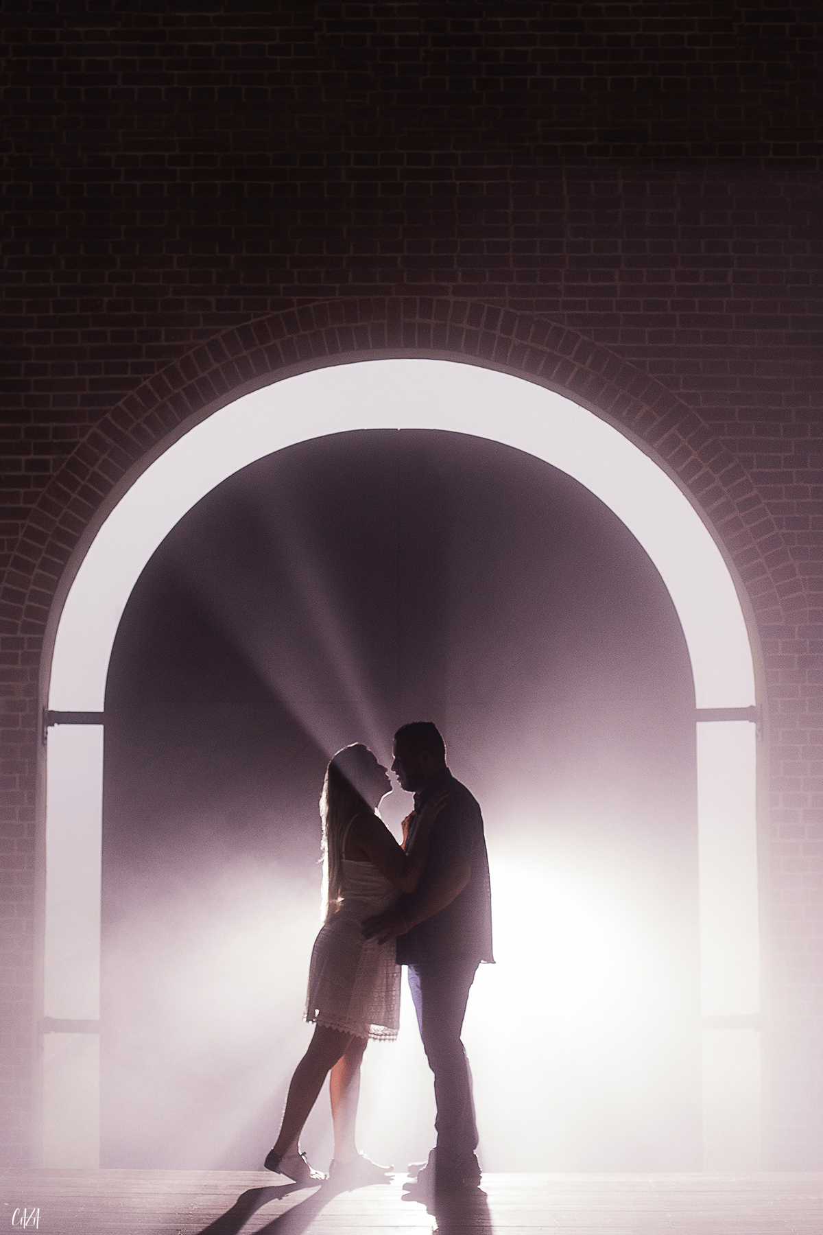 Fotografia ensaio pré casamento Paranapiacaba noivo e noiva estação de trem rústico silhueta