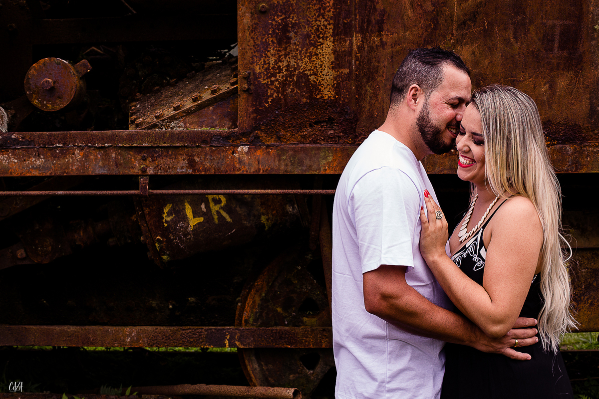 Fotografia ensaio pré casamento Paranapiacaba noivo e noiva trem