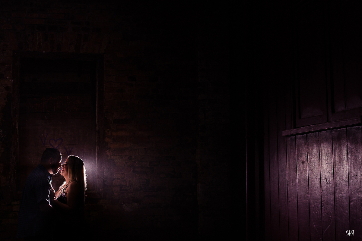 Fotografia ensaio pré casamento Paranapiacaba noivo e noiva contorno