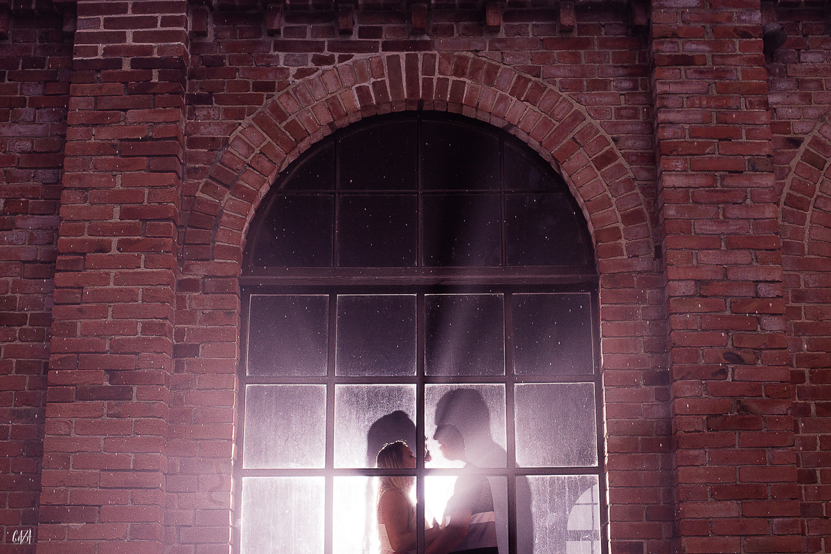 Fotografia ensaio pré casamento Paranapiacaba noivo e noiva estação de trem rústico luzes