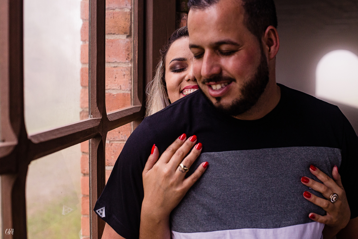 Fotografia ensaio pré casamento Paranapiacaba noivo e noiva estação de trem abraço