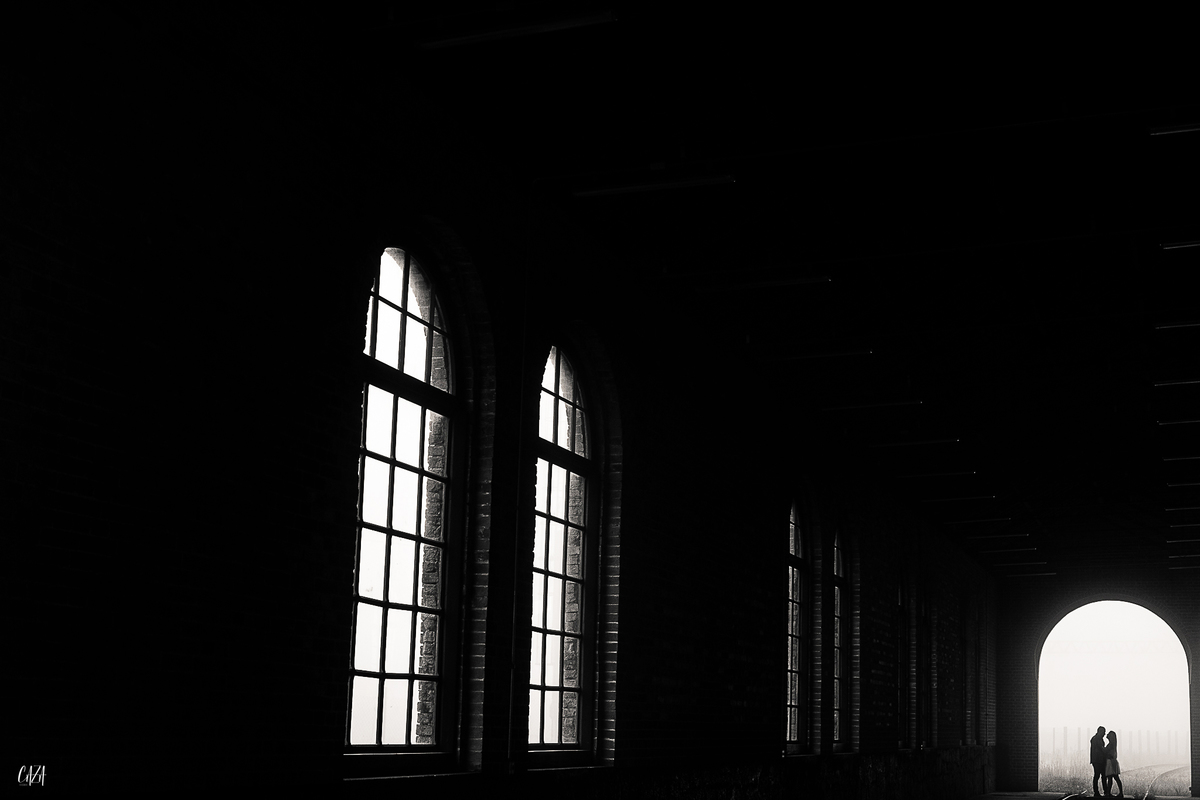 Fotografia ensaio pré casamento Paranapiacaba noivo e noiva estação de trem preto e branco