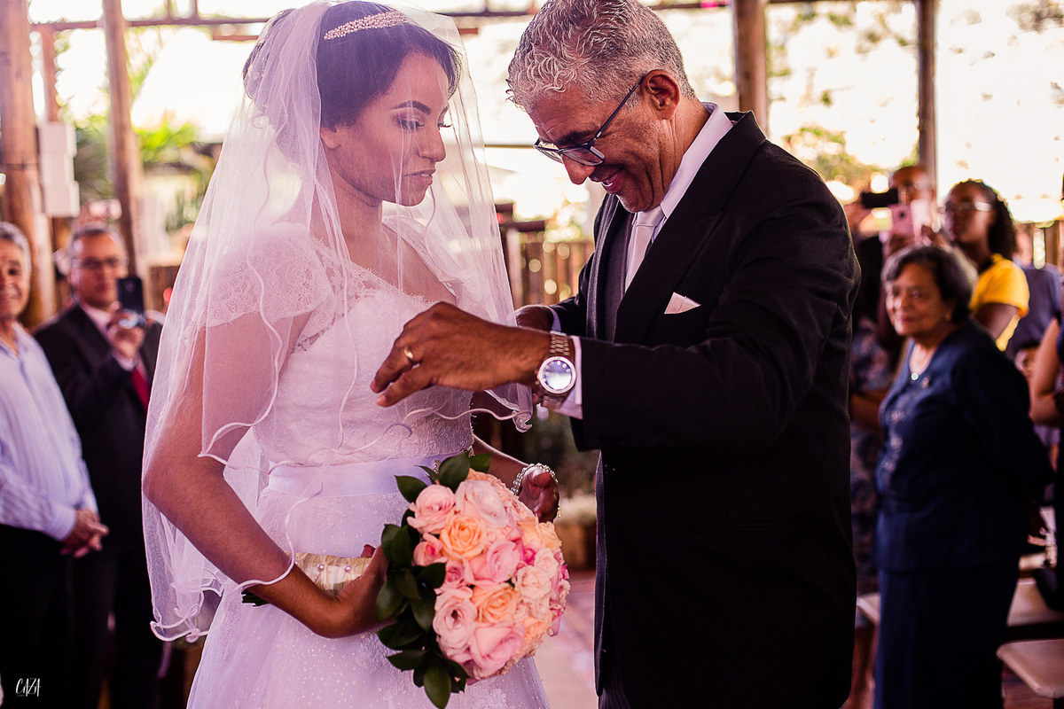 Fotografia de casamento cerimônia entrada da noiva com pai