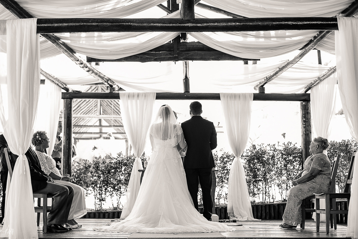 Fotografia de casamento cerimônia noivo e noiva preto e branco