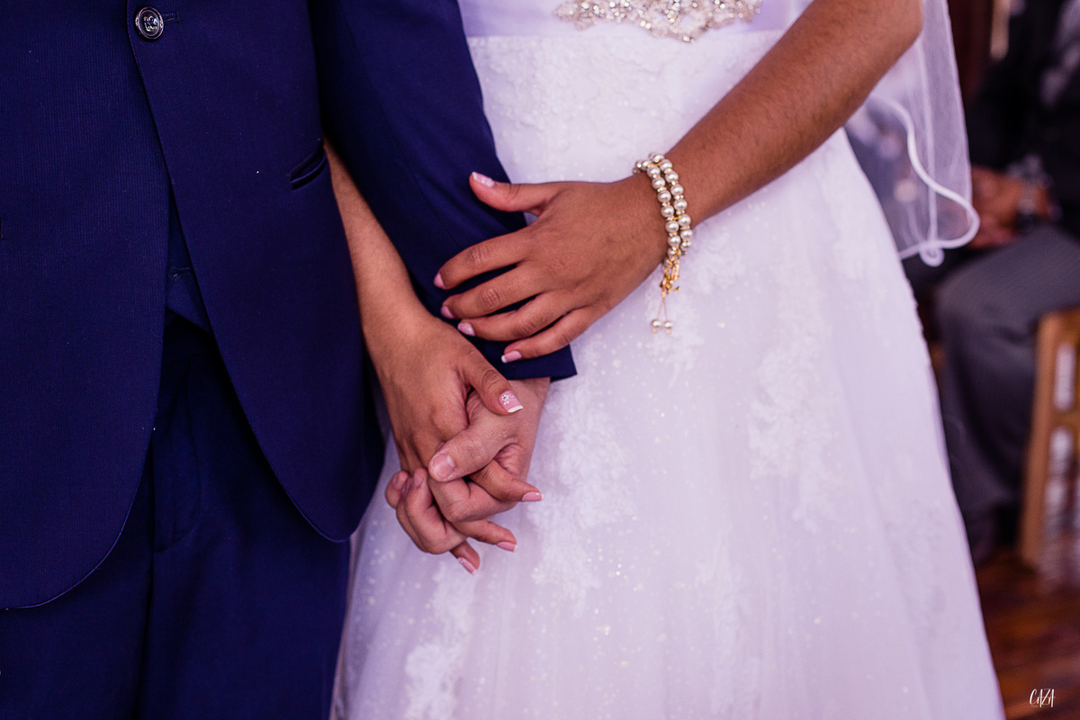 Fotografia de casamento cerimônia noivo e noiva de mãos dadas