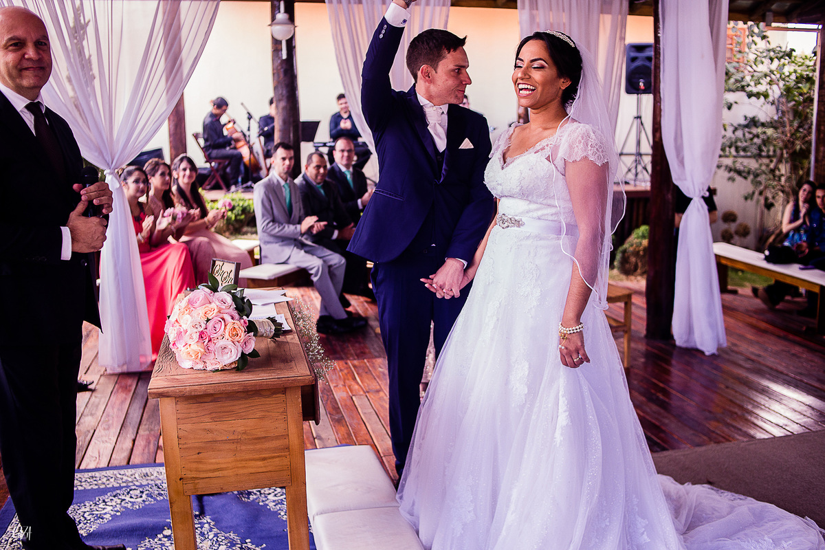 Fotografia de casamento cerimônia noivo e noiva festejando