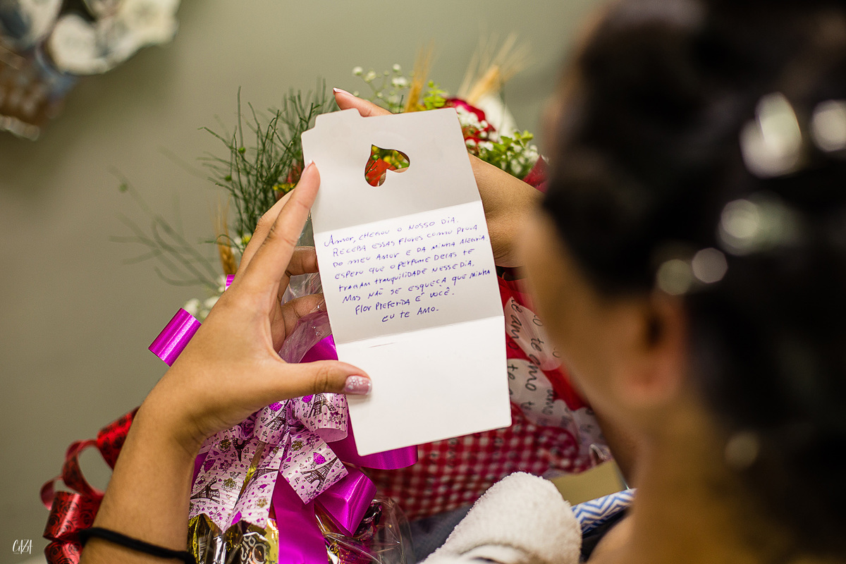 Fotografia de casamento dia da noiva presente do noivo