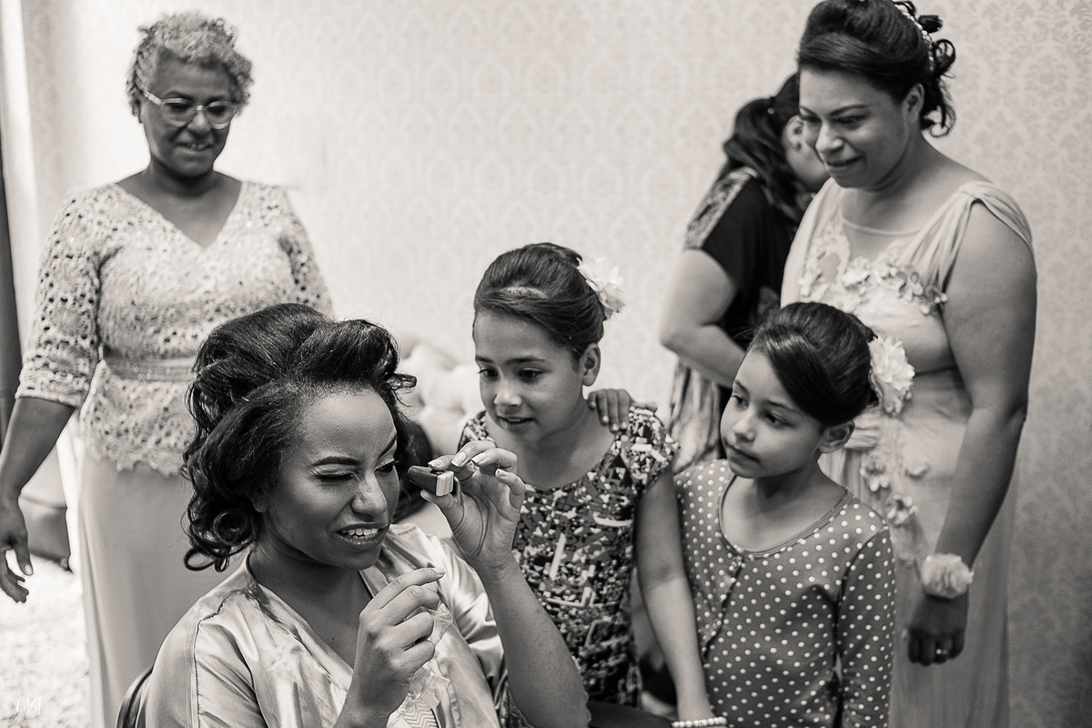 Fotografia de casamento dia da noiva vestido mãe, irmãs e familia